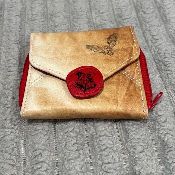 Harry Potter Harry's Hogwarts Letter Envelope Design Bi-Fold Vinyl Wallet - Picture 1 of 5